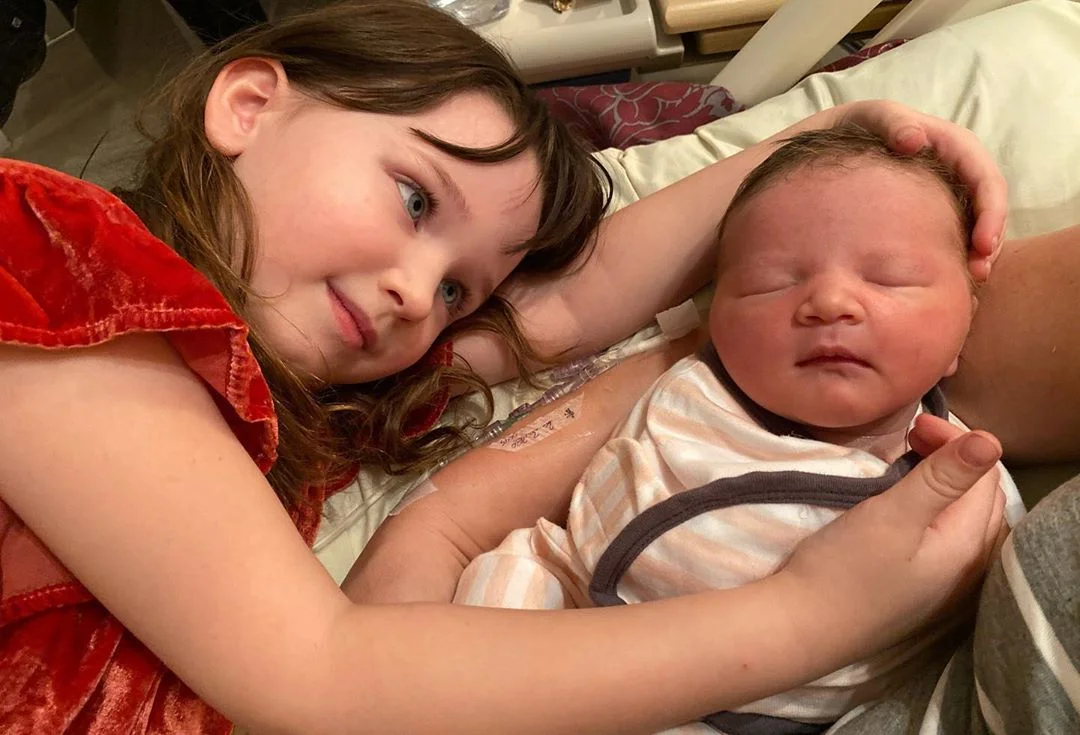 Милла Йовович засыпала сеть трогательными фото новорожденной дочери - фото 466477