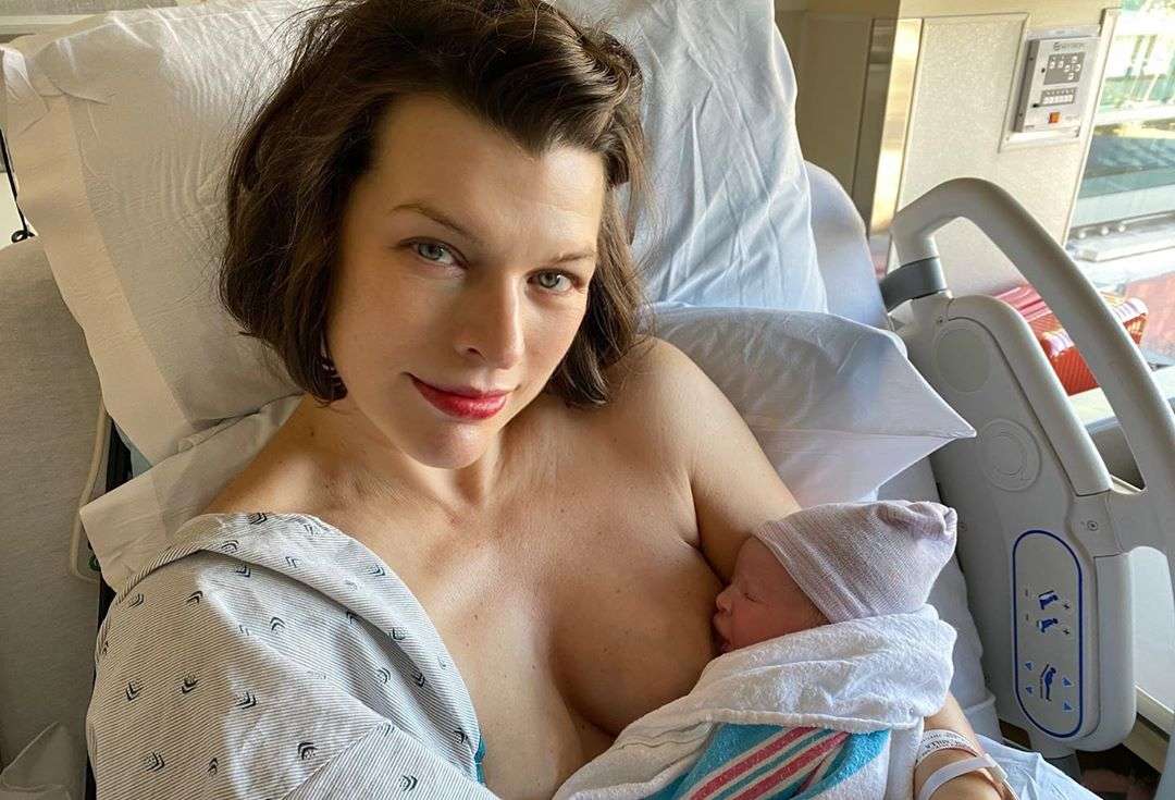 Милла Йовович засыпала сеть трогательными фото новорожденной дочери - фото 466479