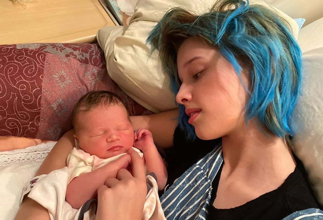 Милла Йовович засыпала сеть трогательными фото новорожденной дочери - фото 466480