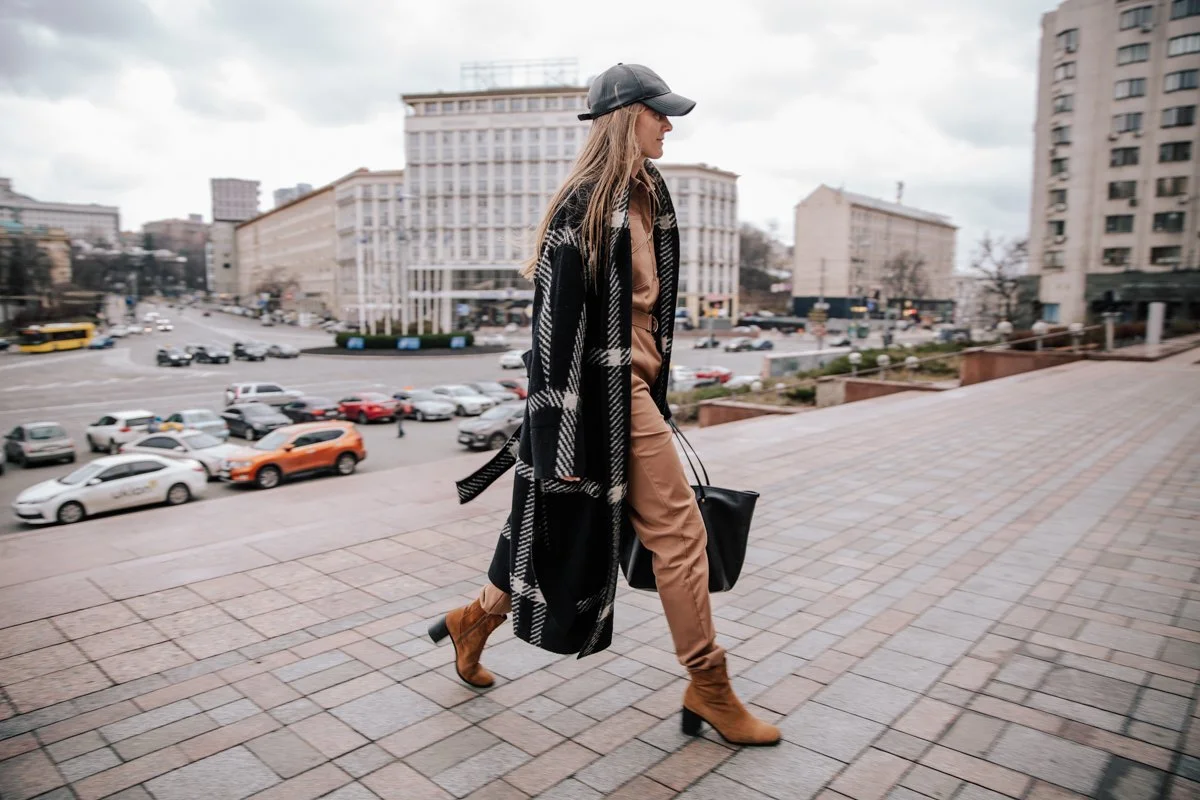 Киевские модники показали свою версию стильных луков во время Ukrainian Fashion Week - фото 466501