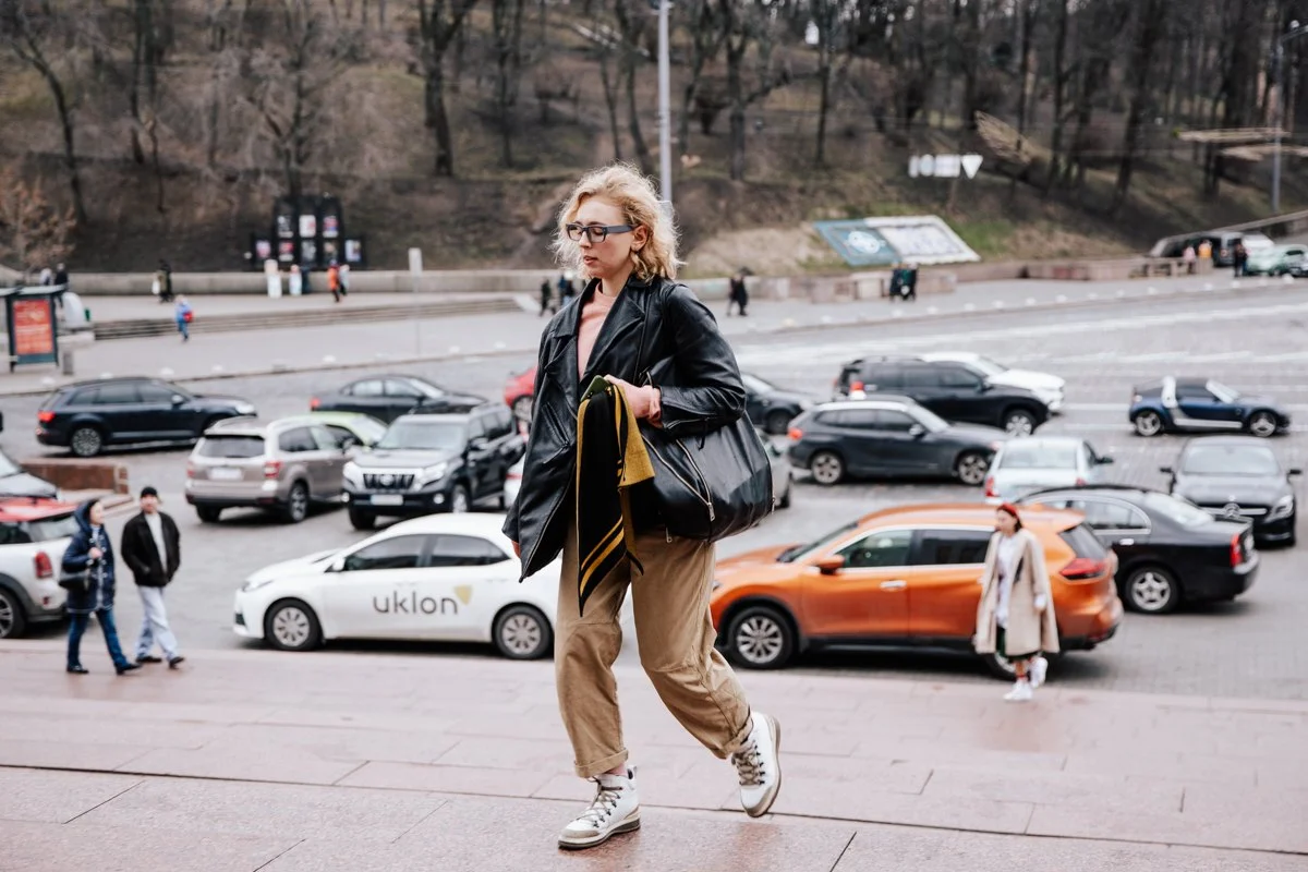 Київські модники показали свою версію стильних луків під час Ukrainian Fashion Week - фото 466504