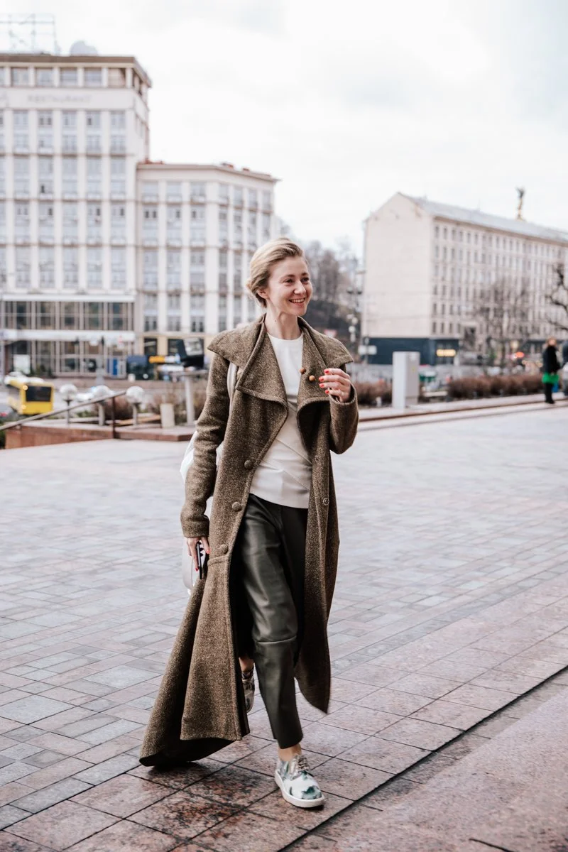 Киевские модники показали свою версию стильных луков во время Ukrainian Fashion Week - фото 466505