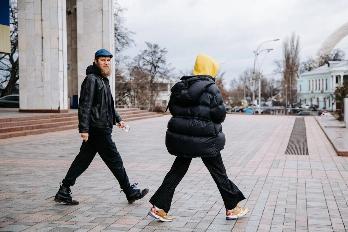Киевские модники показали свою версию стильных луков во время Ukrainian Fashion Week - фото 466526