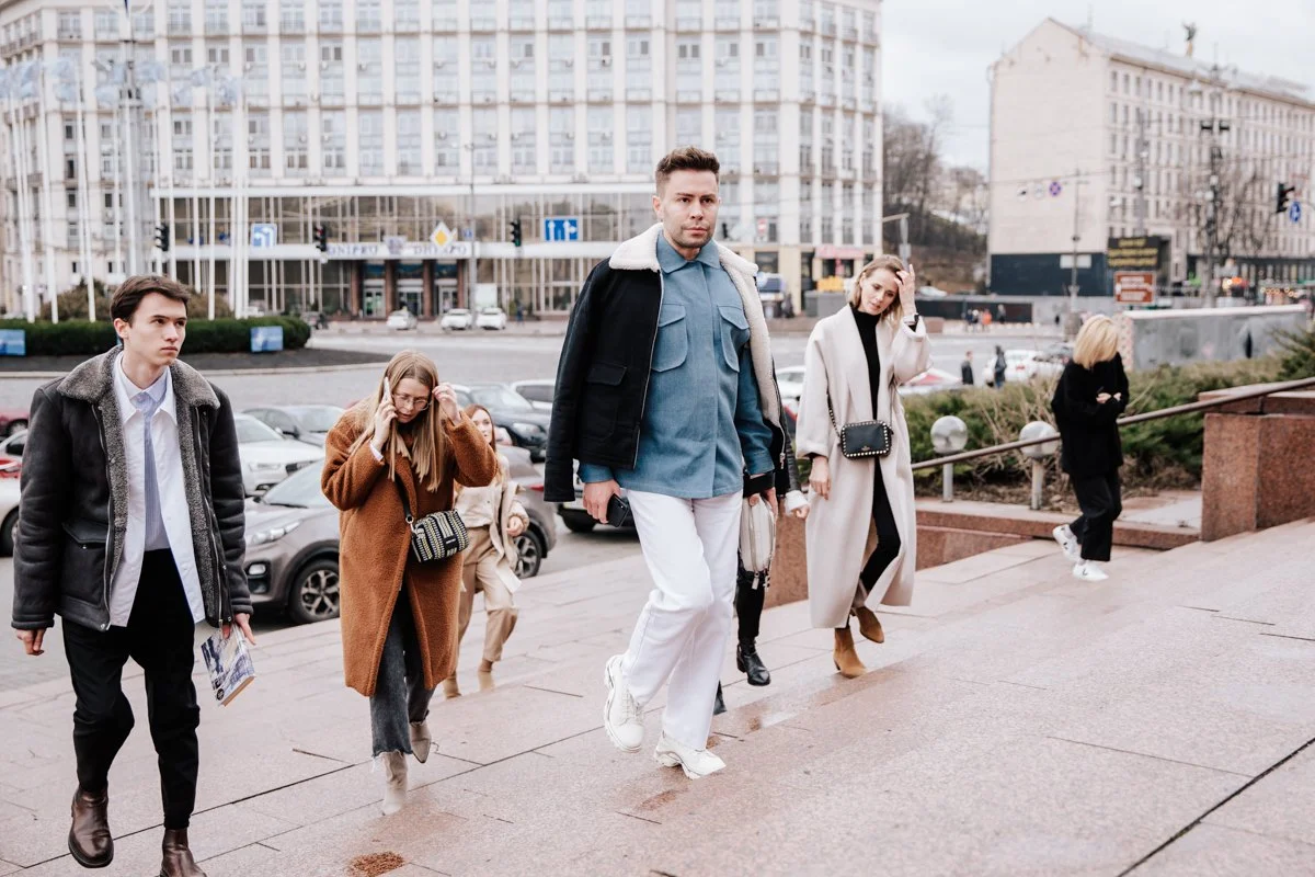 Киевские модники показали свою версию стильных луков во время Ukrainian Fashion Week - фото 466530