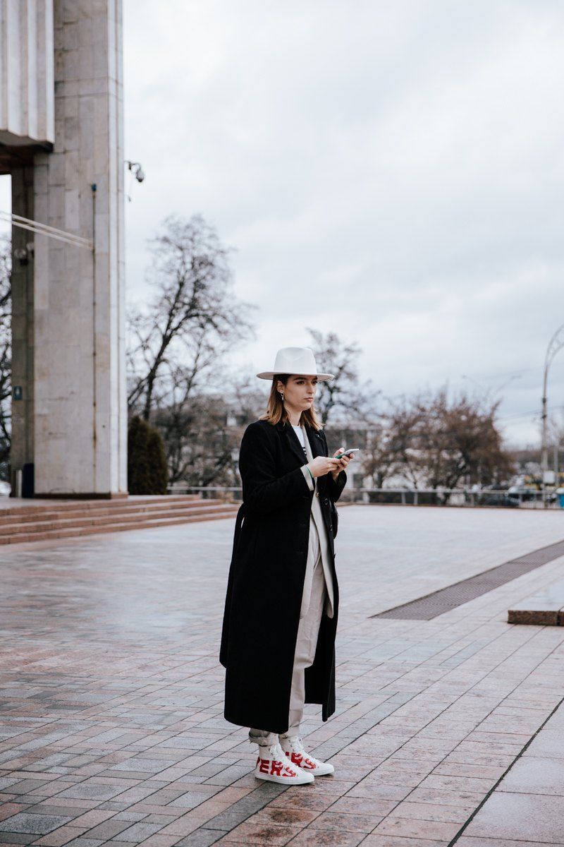 Киевские модники показали свою версию стильных луков во время Ukrainian Fashion Week - фото 466534