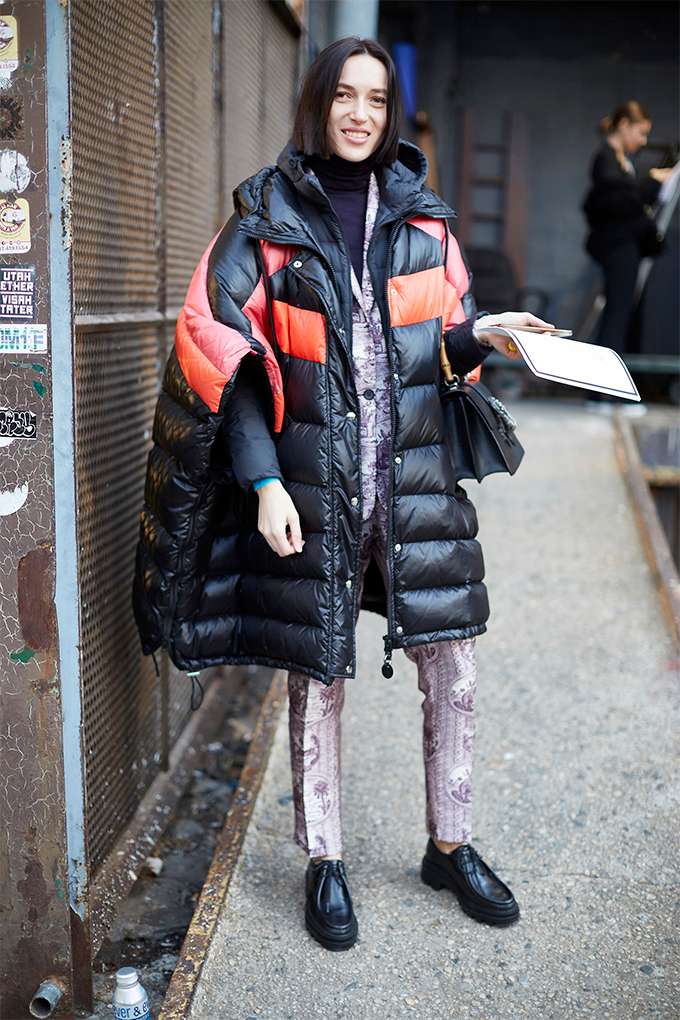 Стритстайл во время Недели моды в Нью-Йорке доказывает, что в моде больше нет ограничений - фото 467049