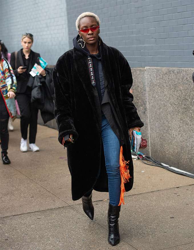 Стритстайл во время Недели моды в Нью-Йорке доказывает, что в моде больше нет ограничений - фото 467053