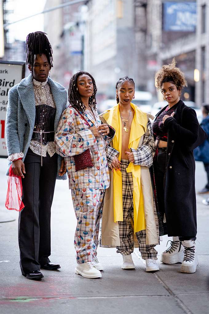 Стритстайл во время Недели моды в Нью-Йорке доказывает, что в моде больше нет ограничений - фото 467060