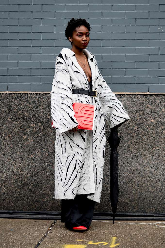 Стритстайл во время Недели моды в Нью-Йорке доказывает, что в моде больше нет ограничений - фото 467062