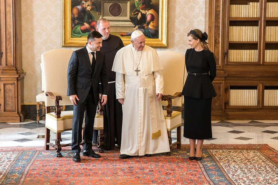 Олена Зеленська підкорила світ своїм модним образом на зустрічі із Папою Римським - фото 467131