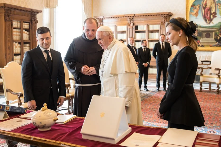 Елена Зеленская покорила мир своим модным образом на встрече с Папой Римским - фото 467132