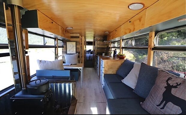 Как супруги превратили старый автобус на дом для путешествий - фото 467312