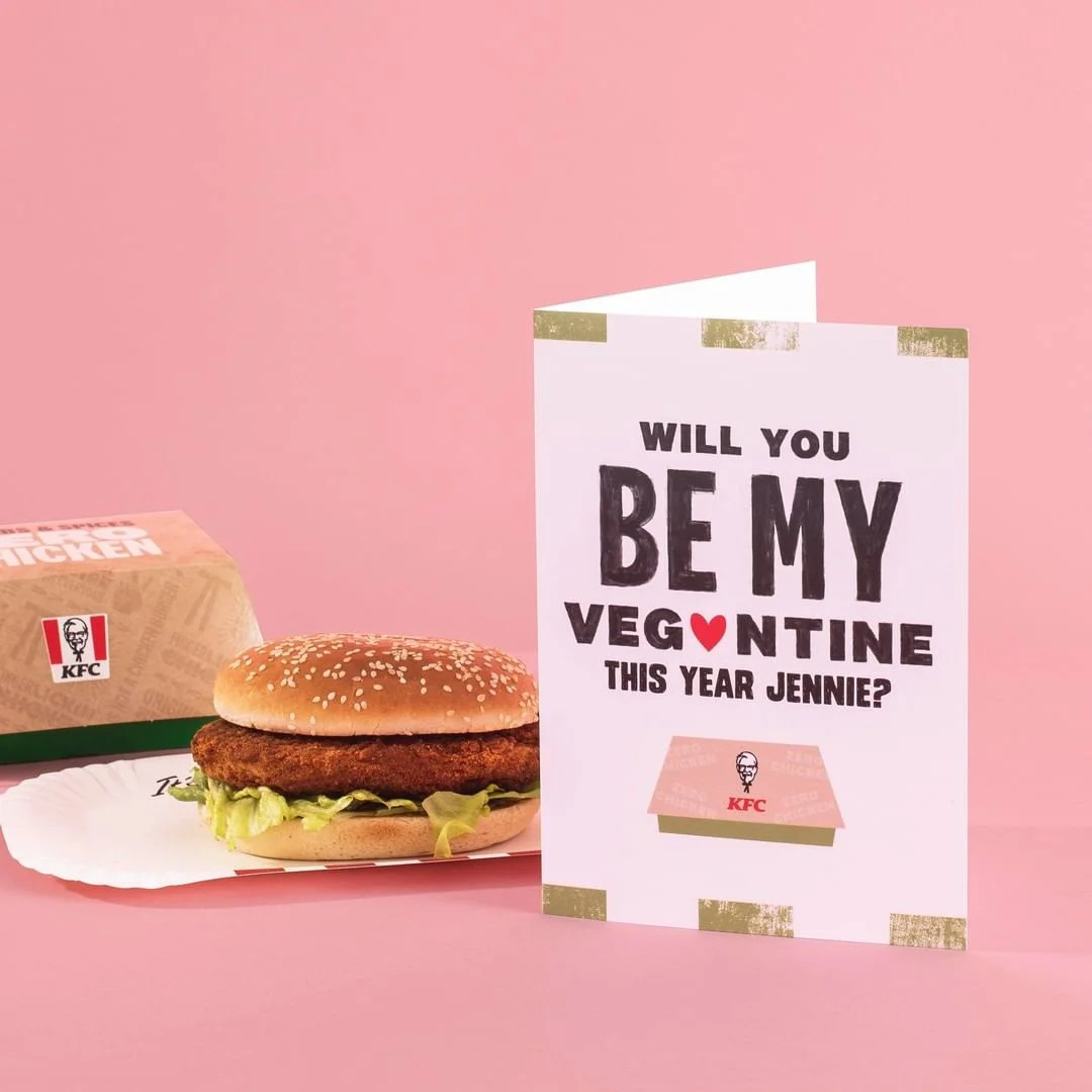 Компания KFC выпустила лимитированную серию открыток ко Дню Валентина – они с запахом еды - фото 467770