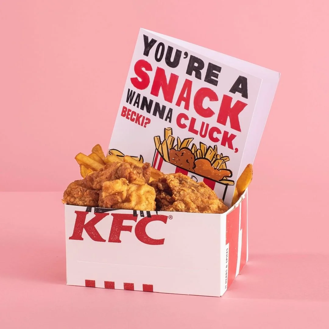 Компания KFC выпустила лимитированную серию открыток ко Дню Валентина – они с запахом еды - фото 467772