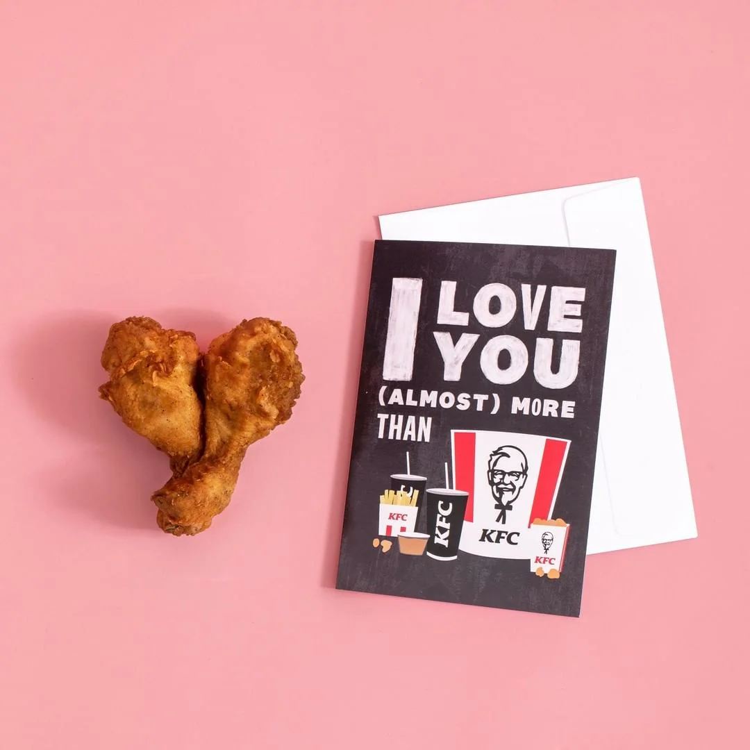 Компания KFC выпустила лимитированную серию открыток ко Дню Валентина – они с запахом еды - фото 467773