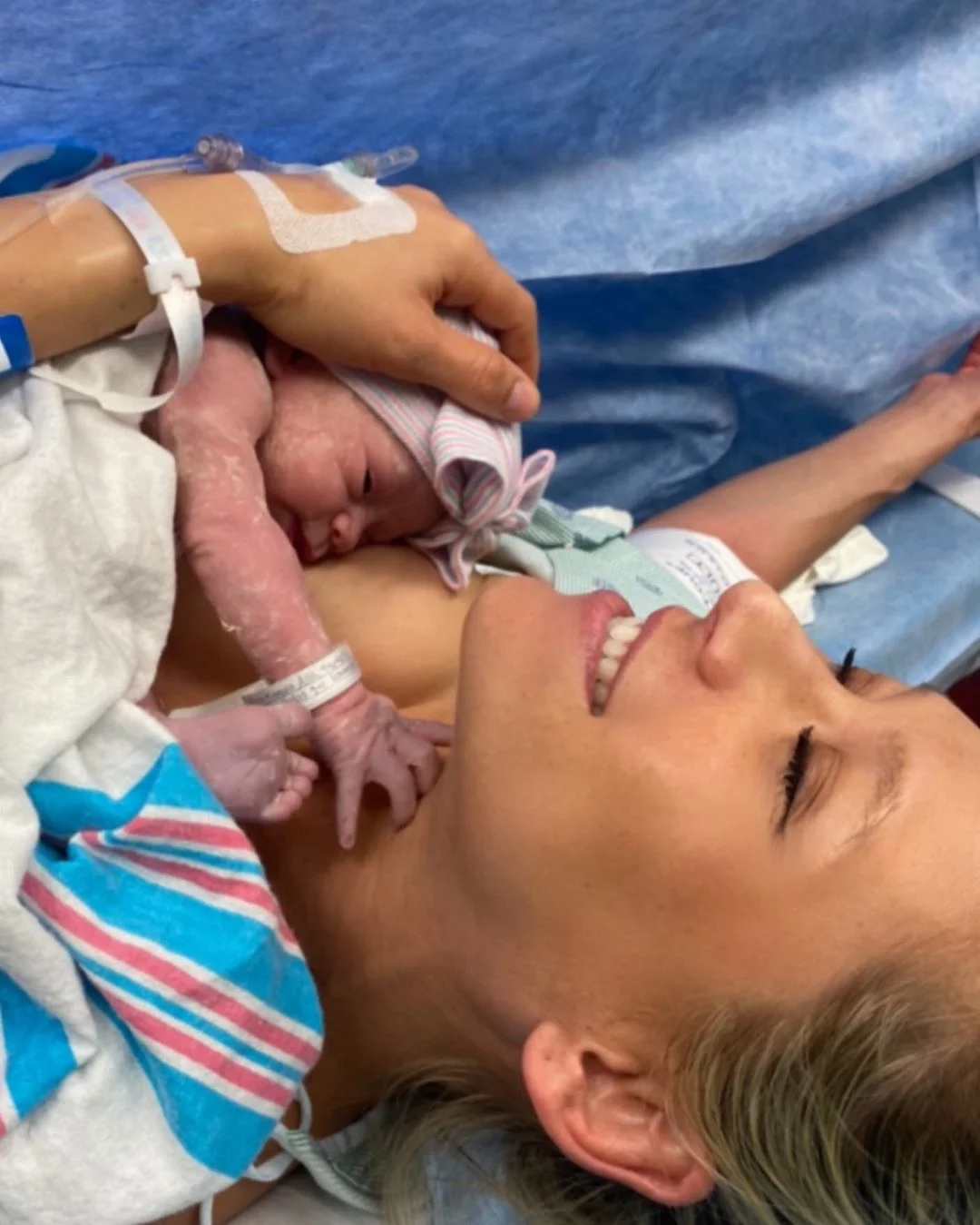 Енріке Іглесіас та Анна Курнікова нарешті показали перші фото свого новонародженого малюка - фото 467907