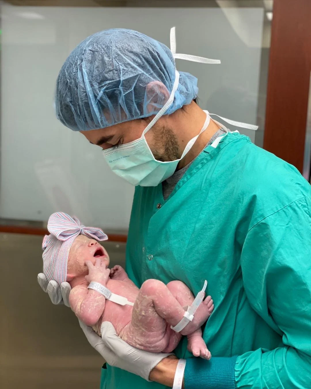 Энрике Иглесиас и Анна Курникова наконец показали первые фото своего новорожденного малыша - фото 467909
