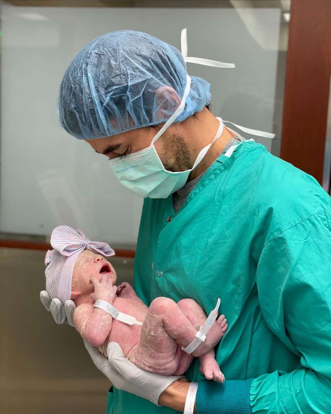 Энрике Иглесиас и Анна Курникова наконец показали первые фото своего новорожденного малыша - фото 467909