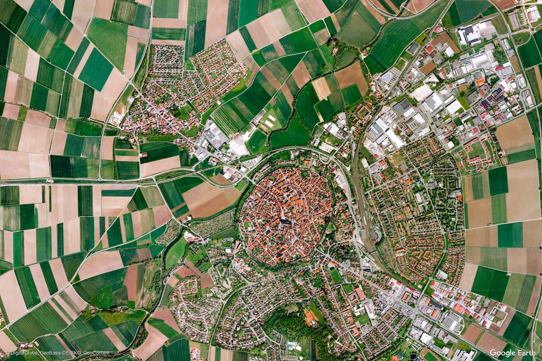 Компания Google показала новые фото Земли, что были сделаны из космоса – они нереальные - фото 467952