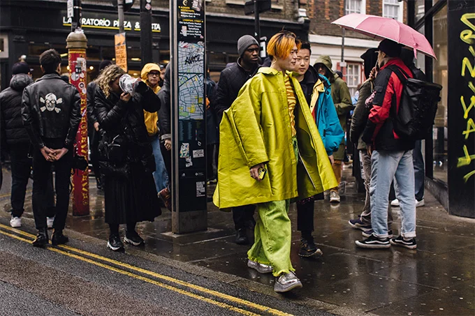 Лондон сломал стереотипы о своей серости взрывным уличным стилем на Неделе моды - фото 468244