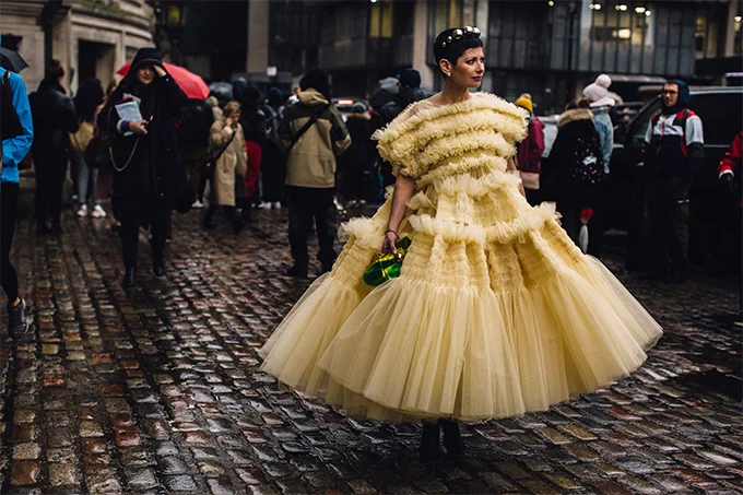 Лондон сломал стереотипы о своей серости взрывным уличным стилем на Неделе моды - фото 468247
