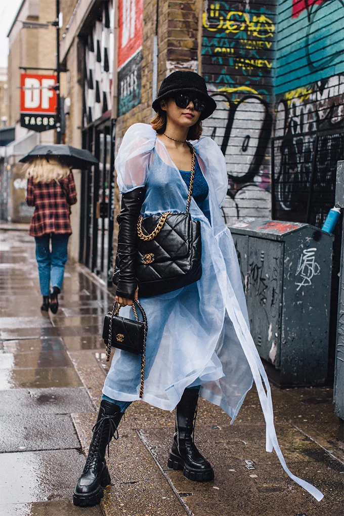 Лондон сломал стереотипы о своей серости взрывным уличным стилем на Неделе моды - фото 468255