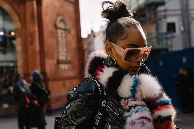 Лондон сломал стереотипы о своей серости взрывным уличным стилем на Неделе моды - фото 468260