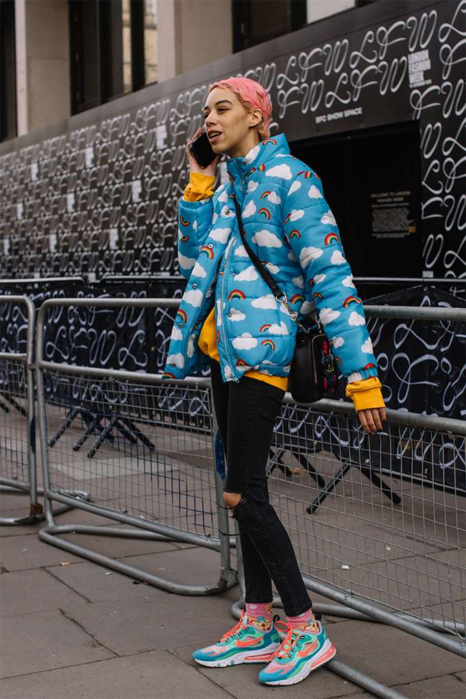 Лондон сломал стереотипы о своей серости взрывным уличным стилем на Неделе моды - фото 468265