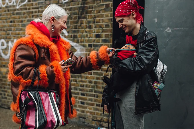 Лондон сломал стереотипы о своей серости взрывным уличным стилем на Неделе моды - фото 468269