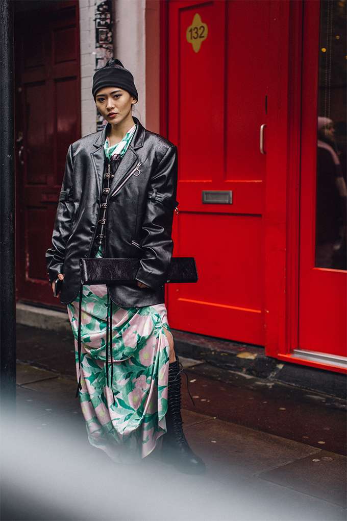Лондон сломал стереотипы о своей серости взрывным уличным стилем на Неделе моды - фото 468274