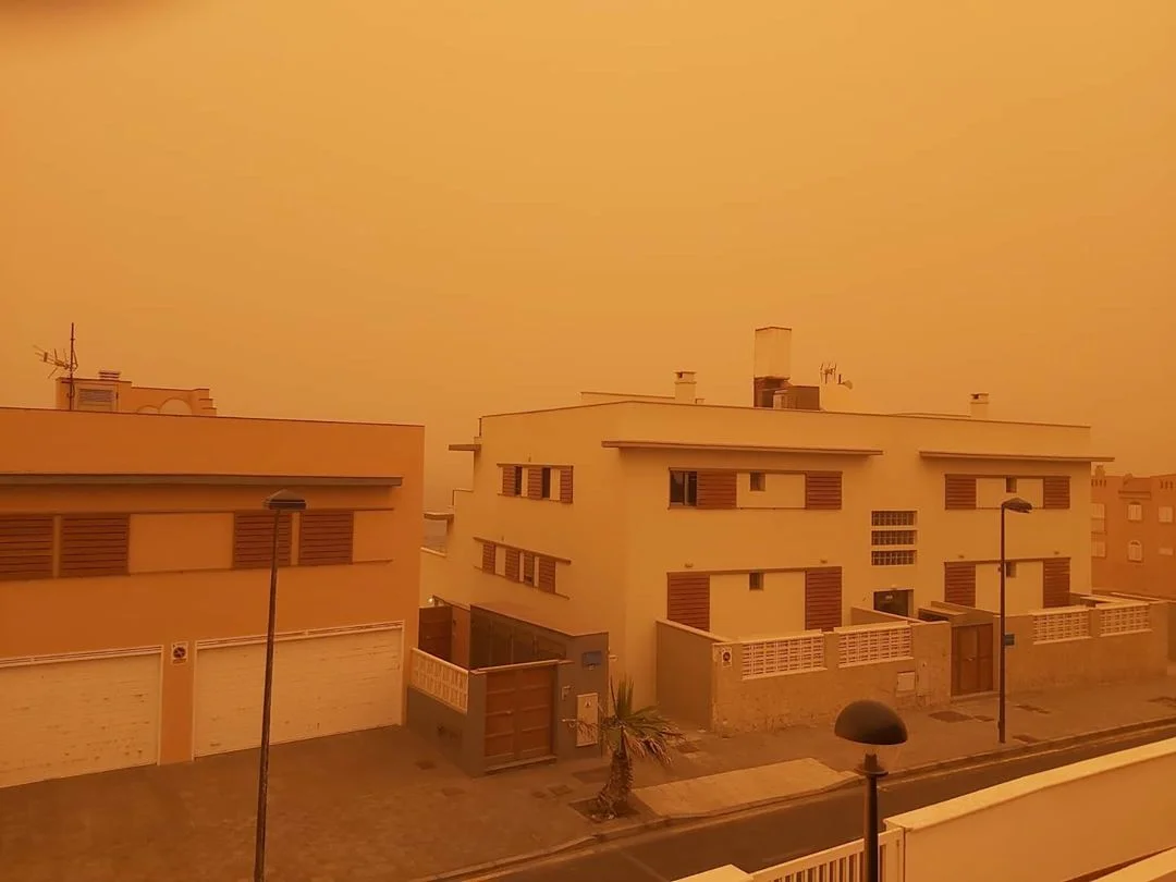 Сила стихії: Канарські острови накрила піщана буря, яка зробила курорт схожим на Марс - фото 469024