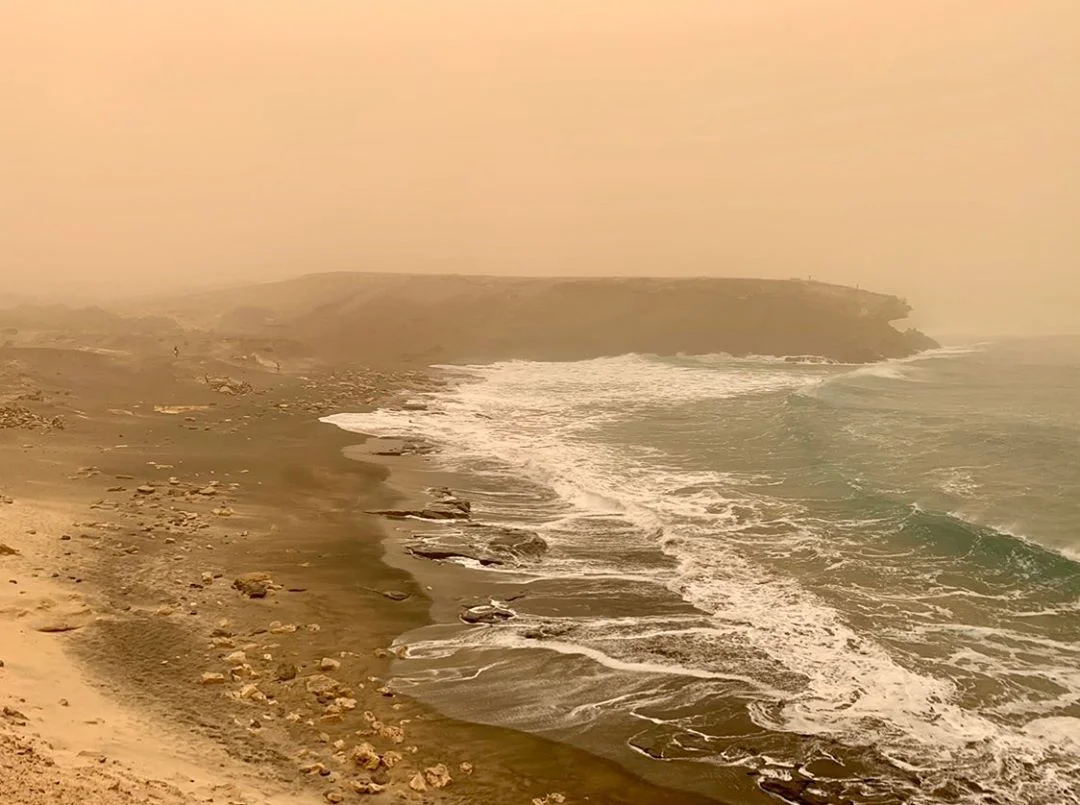 Сила стихії: Канарські острови накрила піщана буря, яка зробила курорт схожим на Марс - фото 469028
