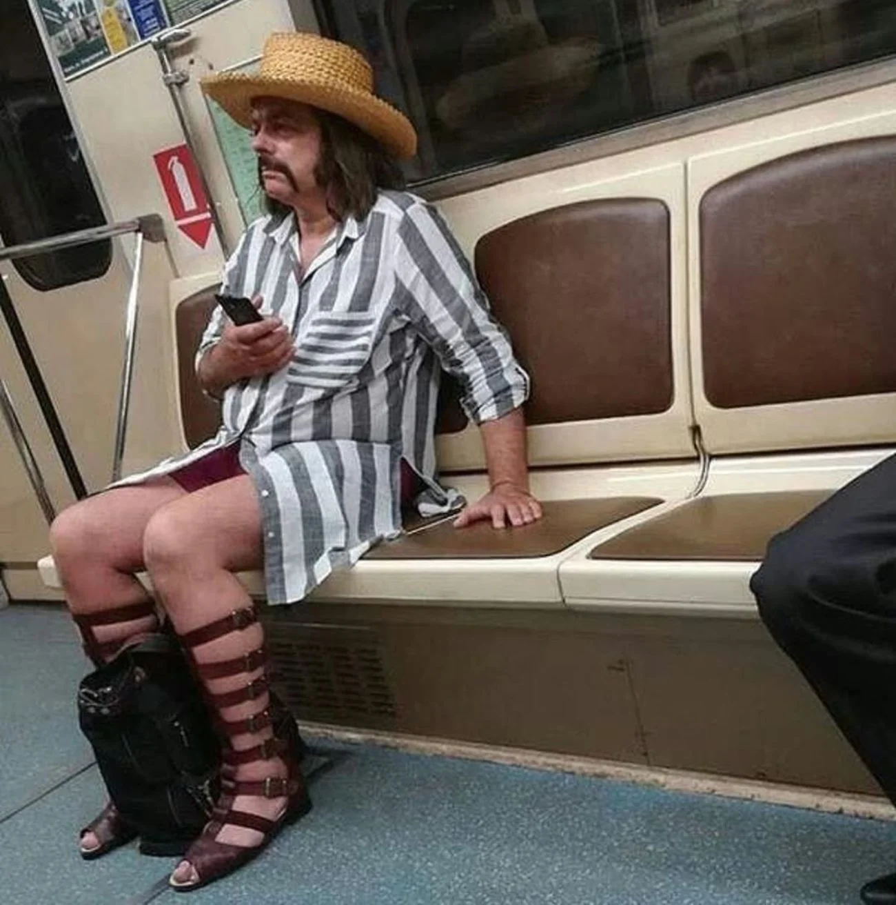 Модники и метро: ТОП-5 самых забавных нарядов, которые немедленно улучшат настроение - фото 469243