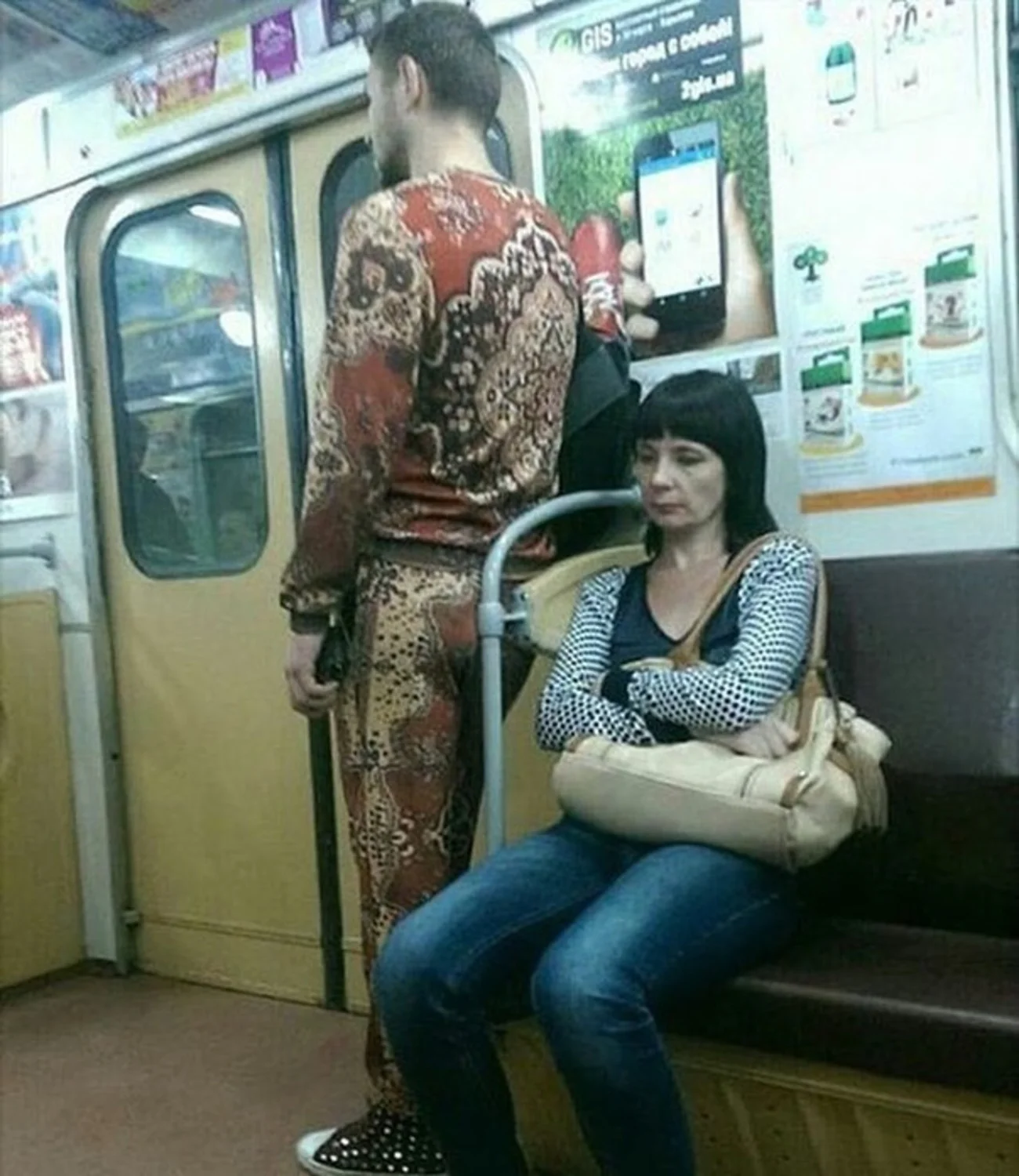 Модники и метро: ТОП-5 самых забавных нарядов, которые немедленно улучшат настроение - фото 469244