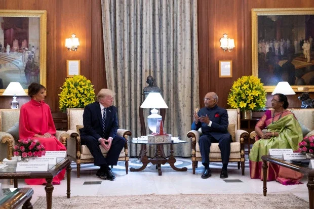 Дональд і Меланія Трампи під час візиту до Індії - фото 469362