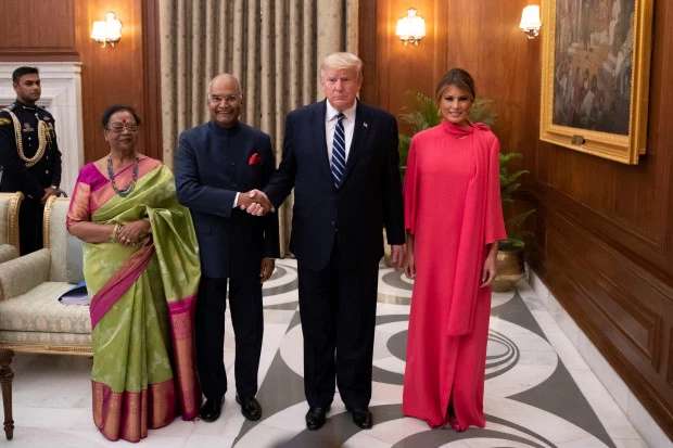 Образ дня: Мелания Трамп выбрала элегантное малиновое платье для визита в Индию - фото 469363