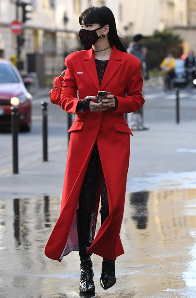 Неделя моды в Париже: изысканные и безупречные образы на улицах города - фото 469547