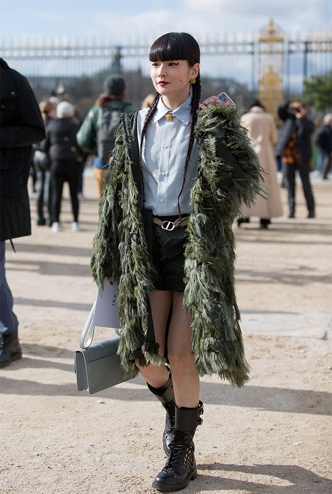 Неделя моды в Париже: изысканные и безупречные образы на улицах города - фото 469564