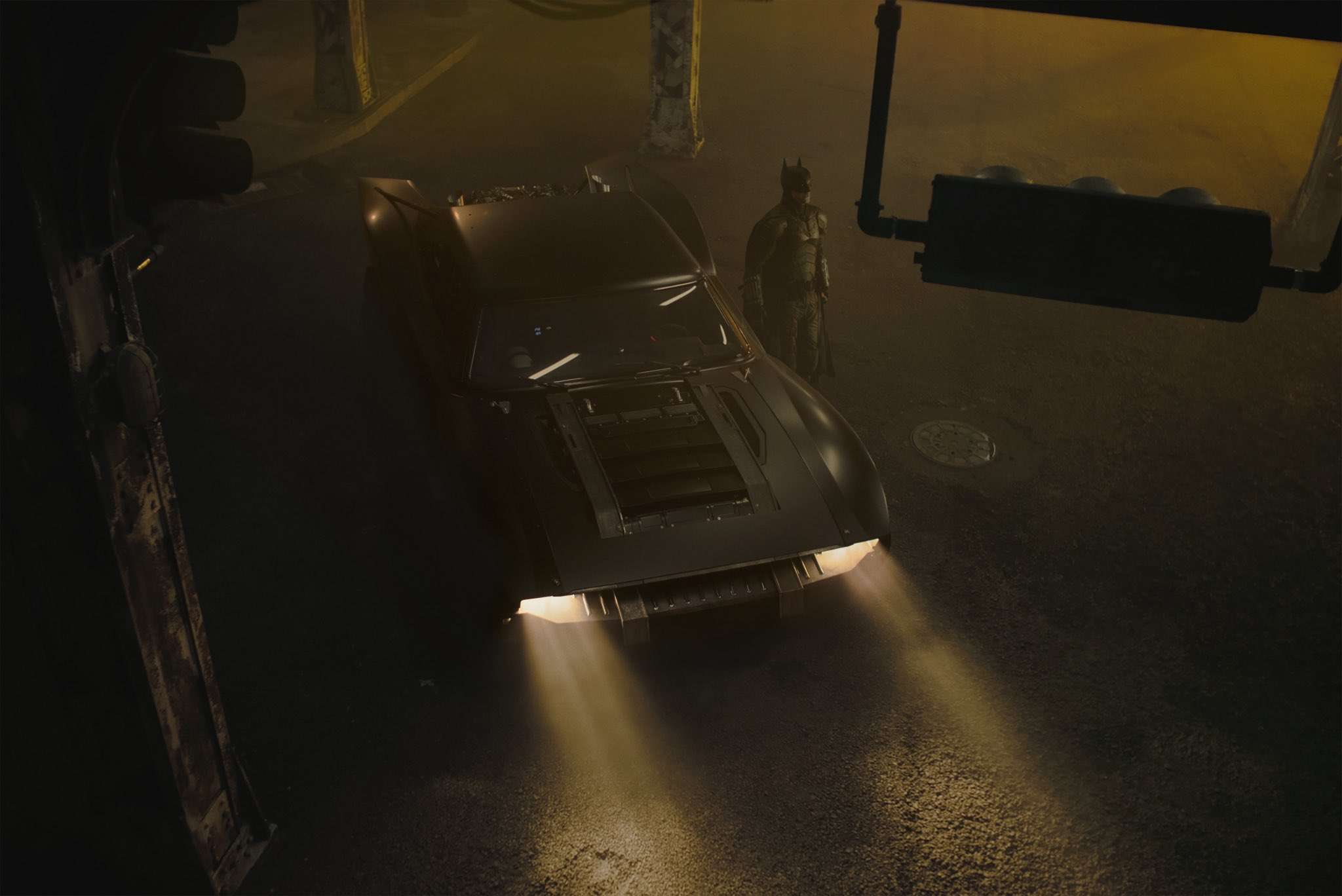 Вот как выглядит Бэтмобиль, на котором будет ездить Роберт Паттинсон - фото 470385