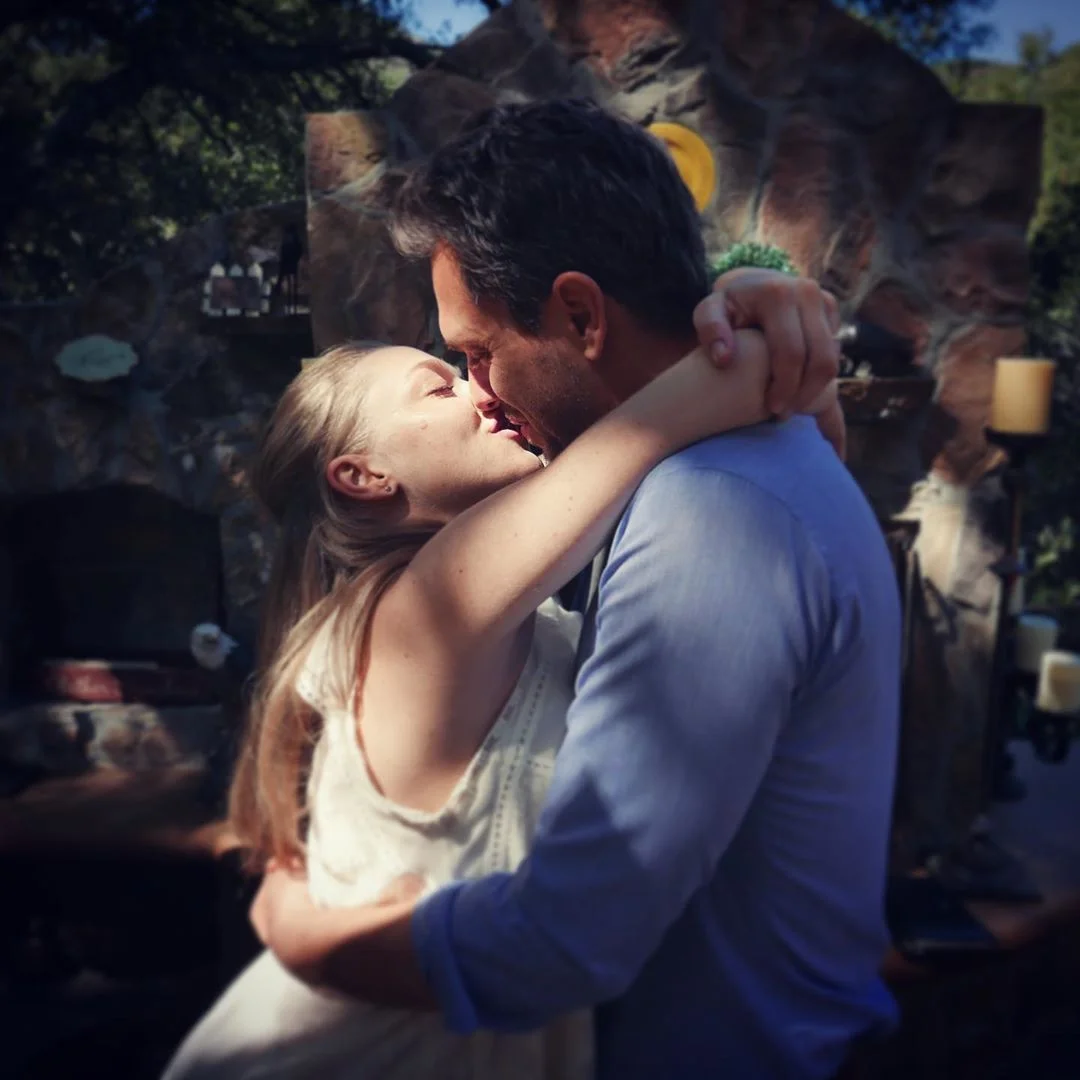 Аманда Сейфрид поздравила мужа с годовщиной нежным фото с поцелуем - фото 471182