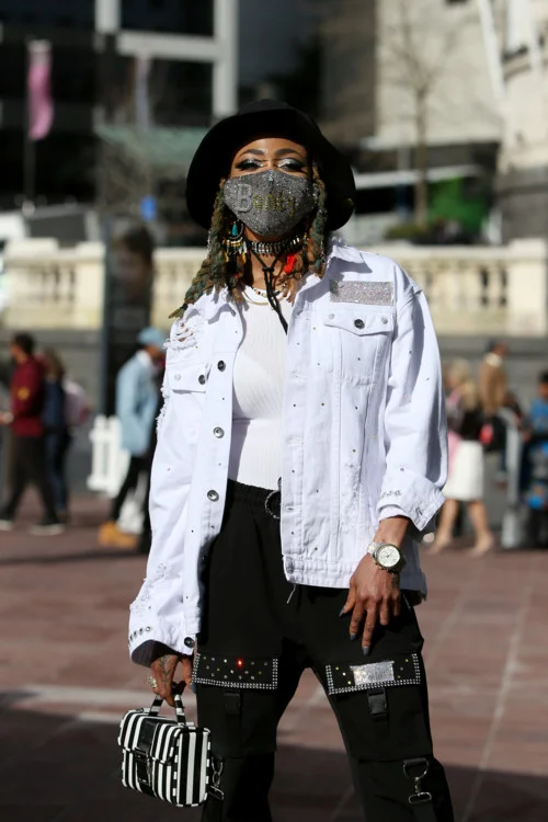 Теперь модно: дизайнеры превратили защитные маски на тренд (фото) - фото 471207