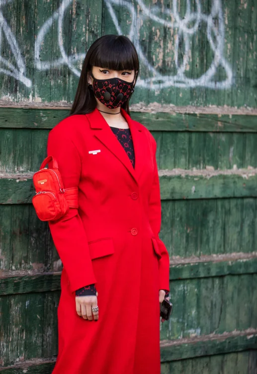 Теперь модно: дизайнеры превратили защитные маски на тренд (фото) - фото 471208