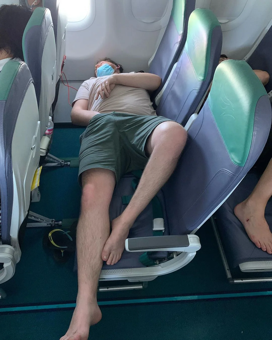 Странная поза мужчины в самолете заставила всех пассажиров краснеть - фото 471243
