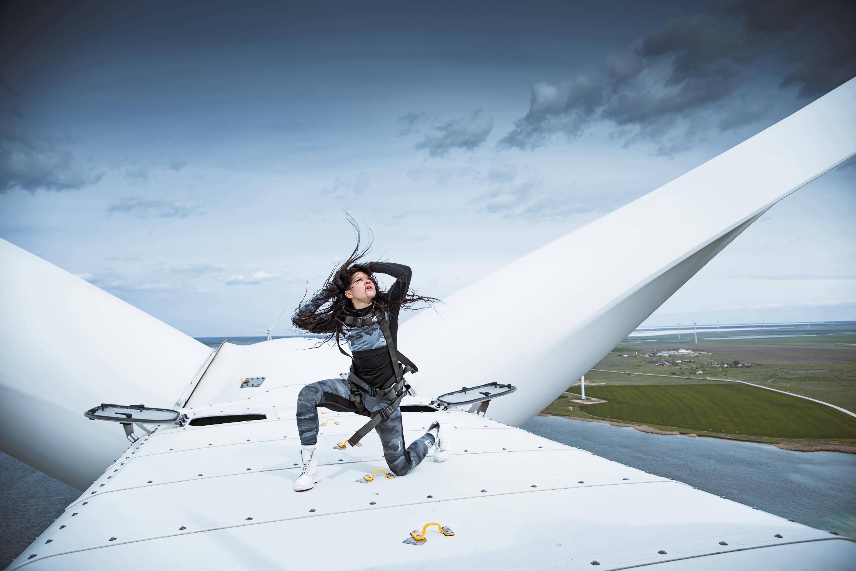 Руслана потанцевала на высоте 120 метров в клипе «Ми вітер» (видео) - фото 471251