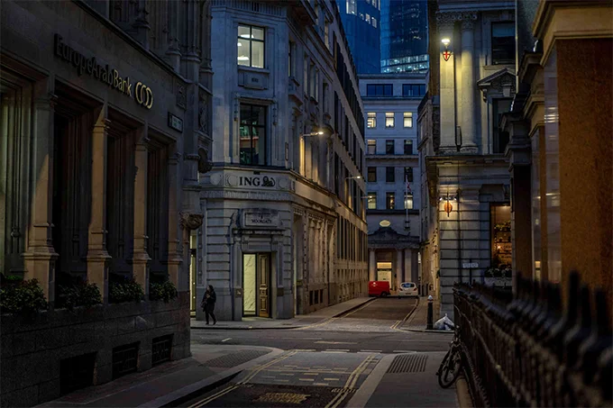 Сильные кадры: фотопроект о том, как выглядят опустевшие улицы мегаполисов - фото 472194