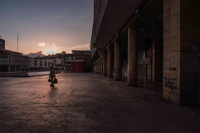 Сильные кадры: фотопроект о том, как выглядят опустевшие улицы мегаполисов - фото 472199