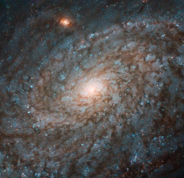 Hubble нашел галактику, похожую на сахарную вату - фото 472262