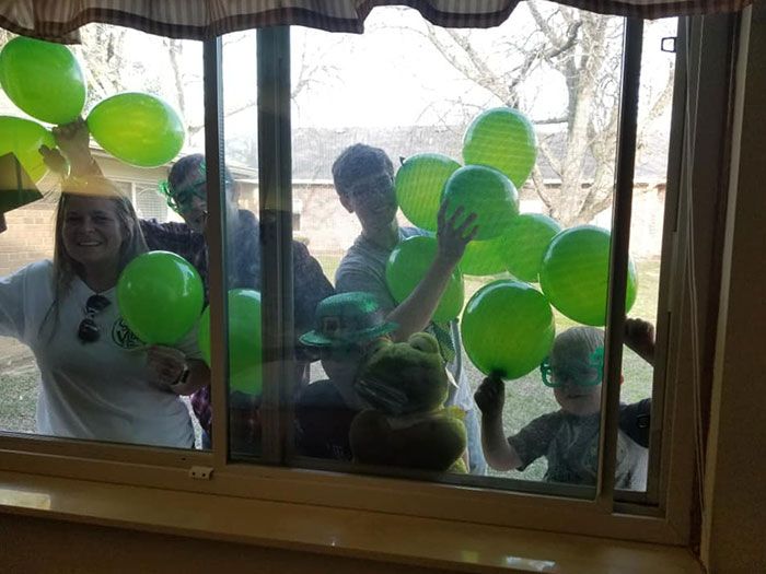 20 зворушливих фото про те, як рідні спілкуються один з одним під час ізоляції - фото 472342