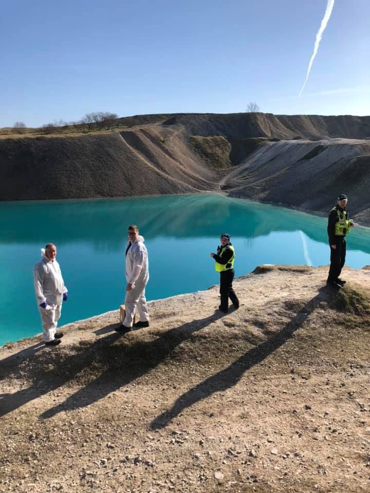 Британцы перекрасили Голубую лагуну в черный, и вот зачем - 472967 Британцы перекрасили Голубую лагуну в черный, и вот зачем - фото 472967