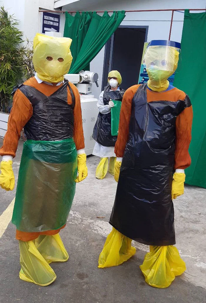 Нова порція божевільних костюмів, які люди роблять для захисту від коронавірусу - фото 473528